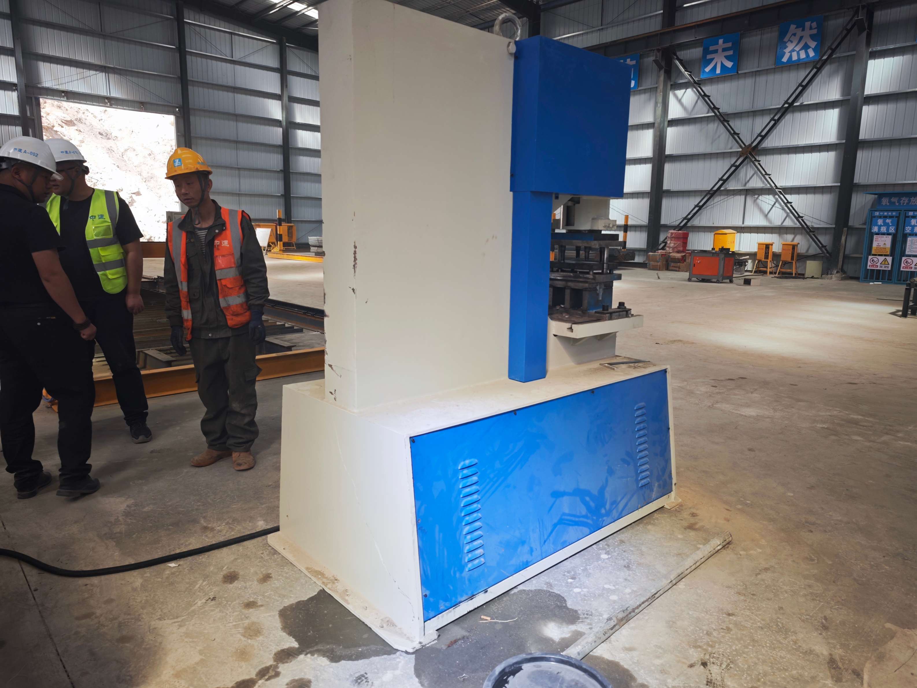 Automatic hydraulic punching machine in factory
