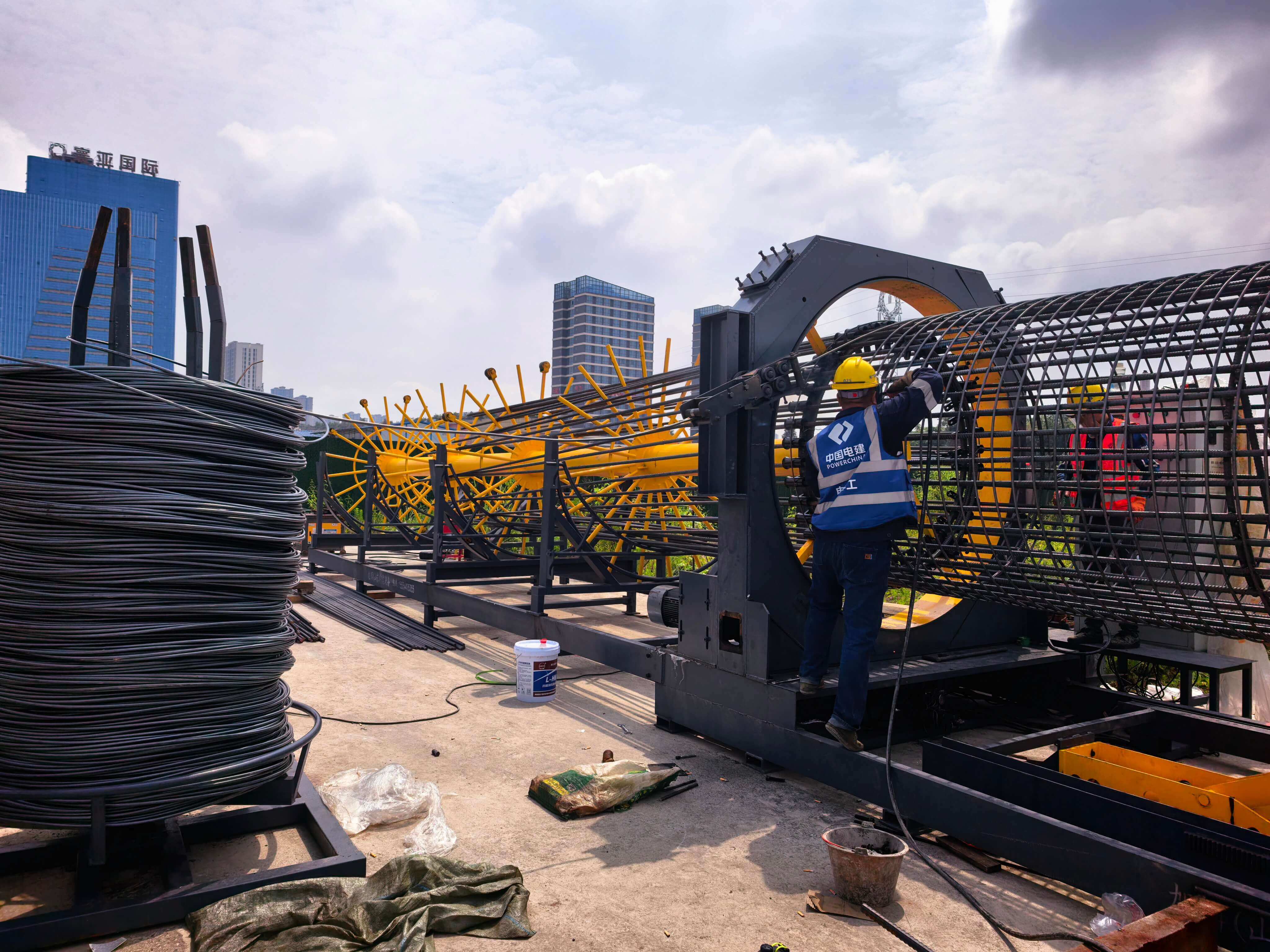 Automated steel cage forming machine in production