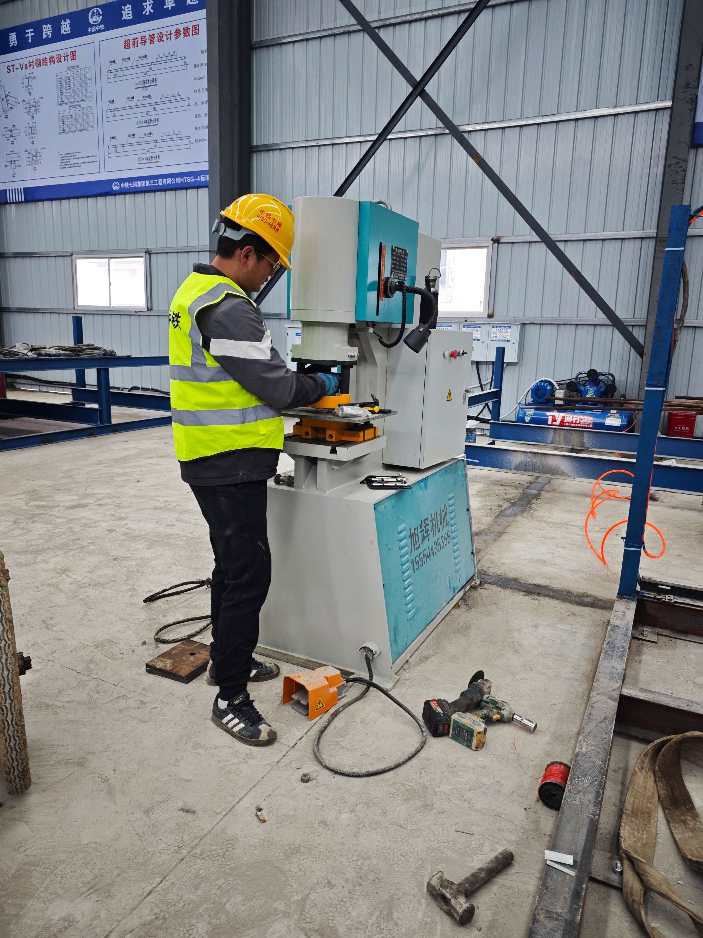Industrial hydraulic punching machine operation