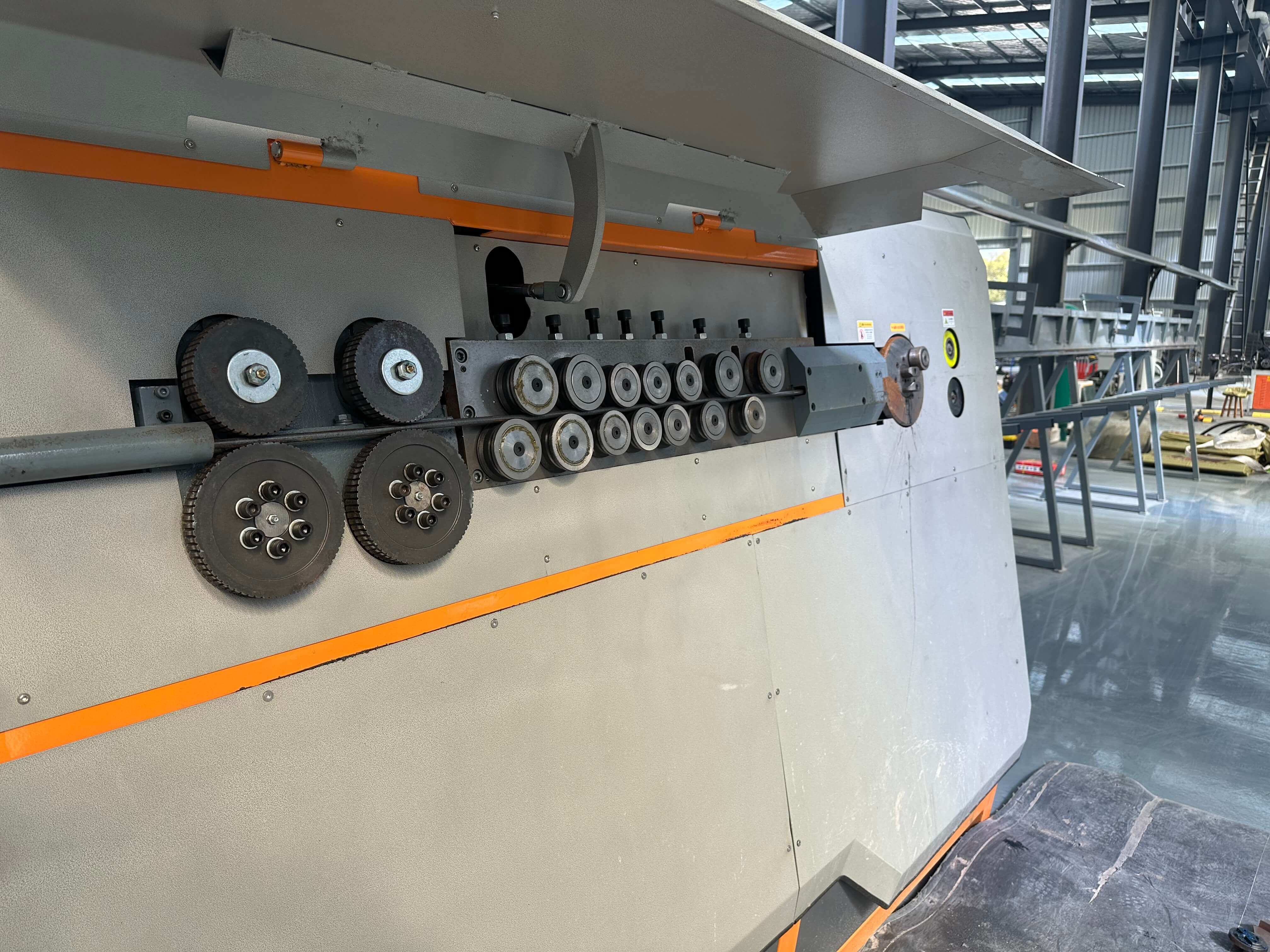 Fully automatic CNC steel bar stirrup bender in production