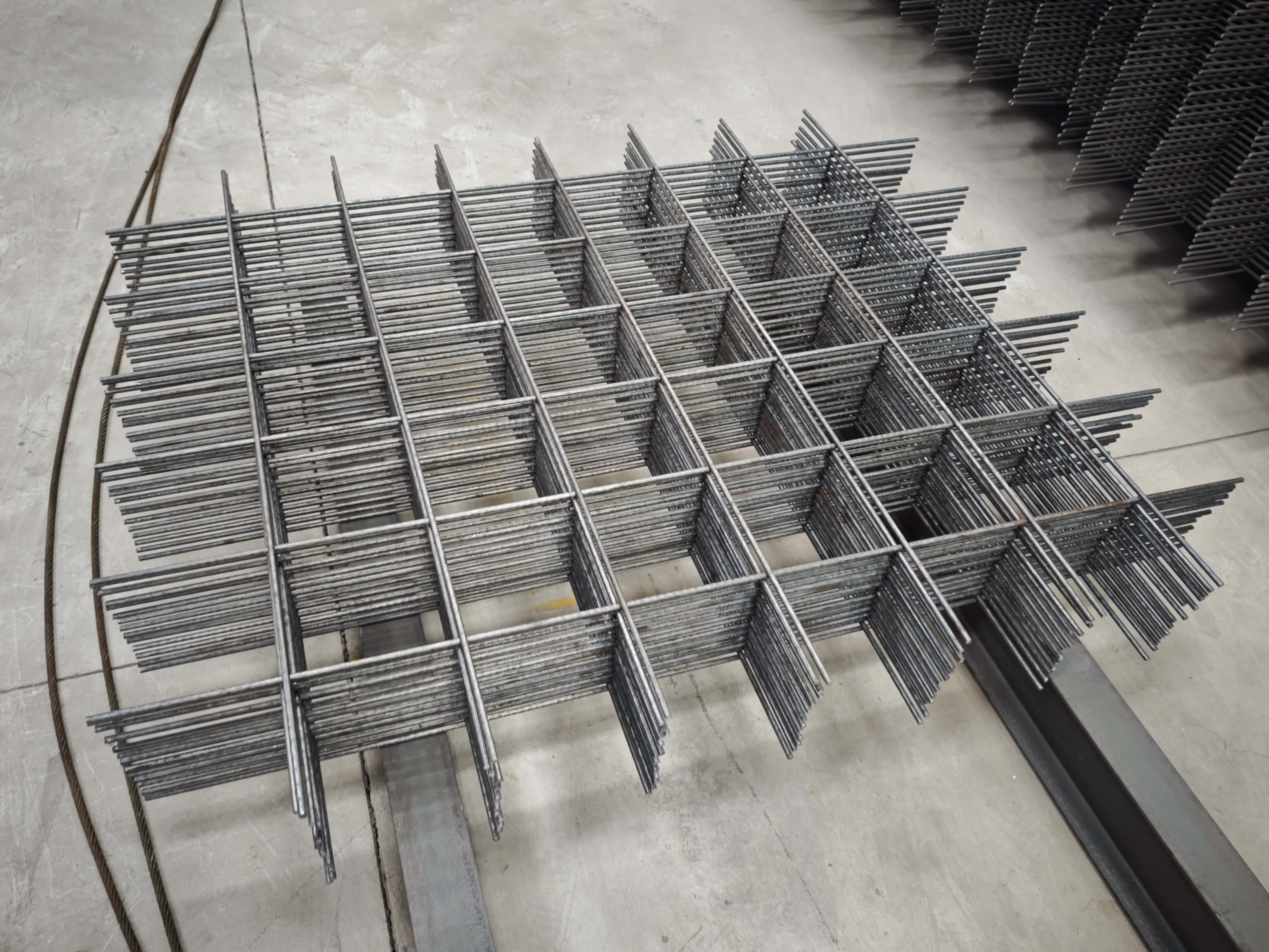 Fully automatic steel mesh welding machine in operation