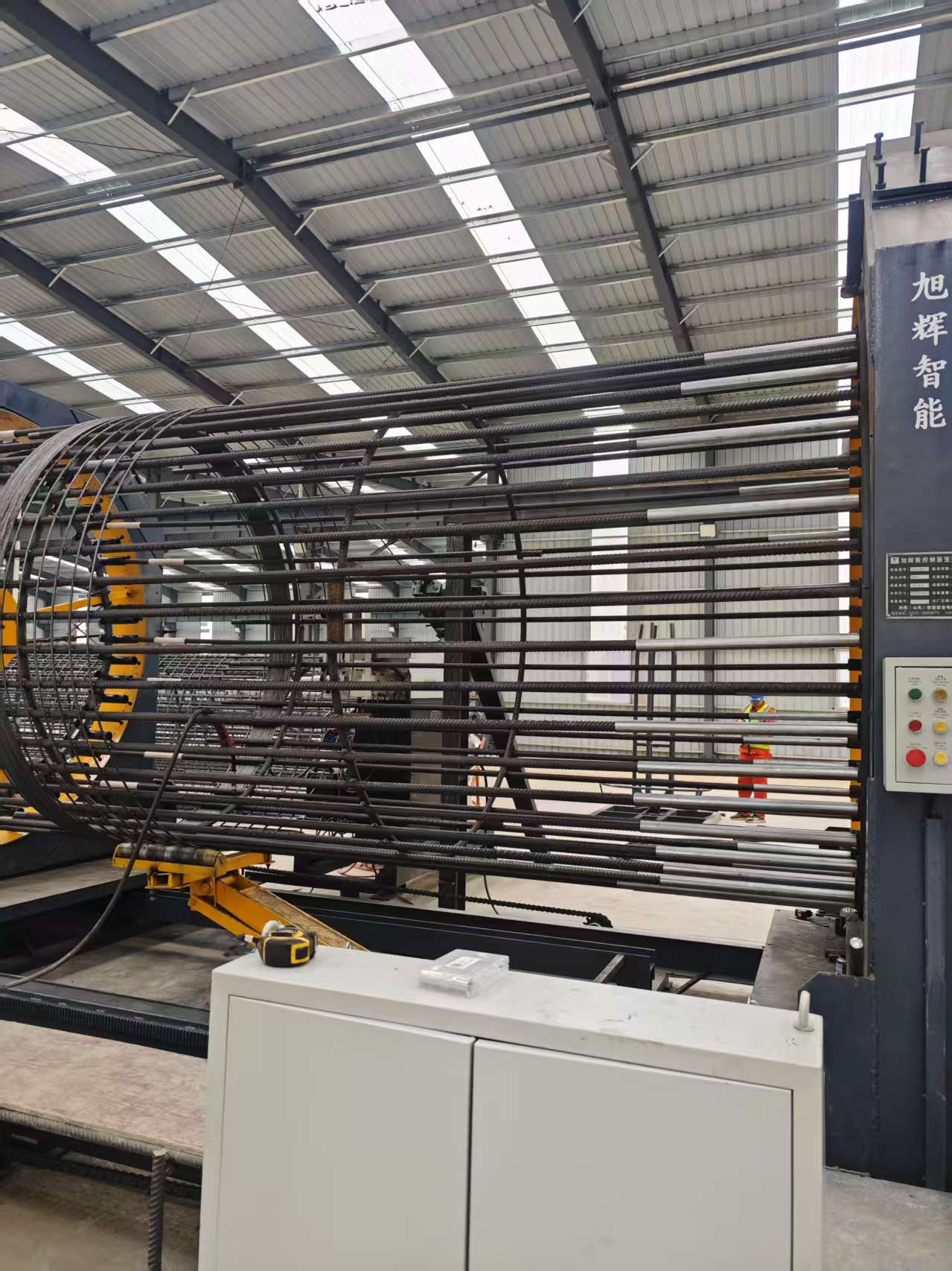 Steel reinforcement cage rolling machine for bridge construction