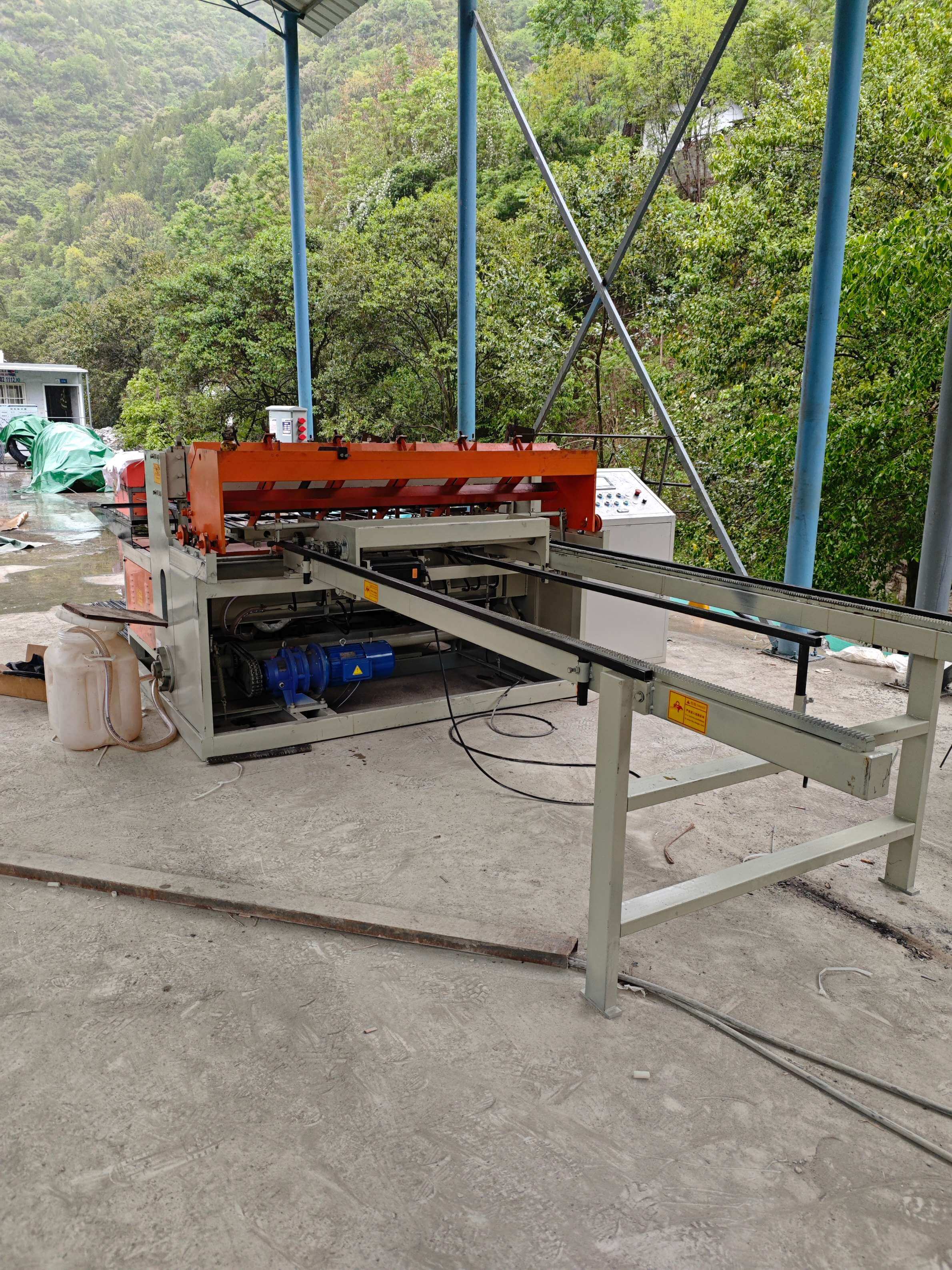 Automatic steel mesh welding line in factory