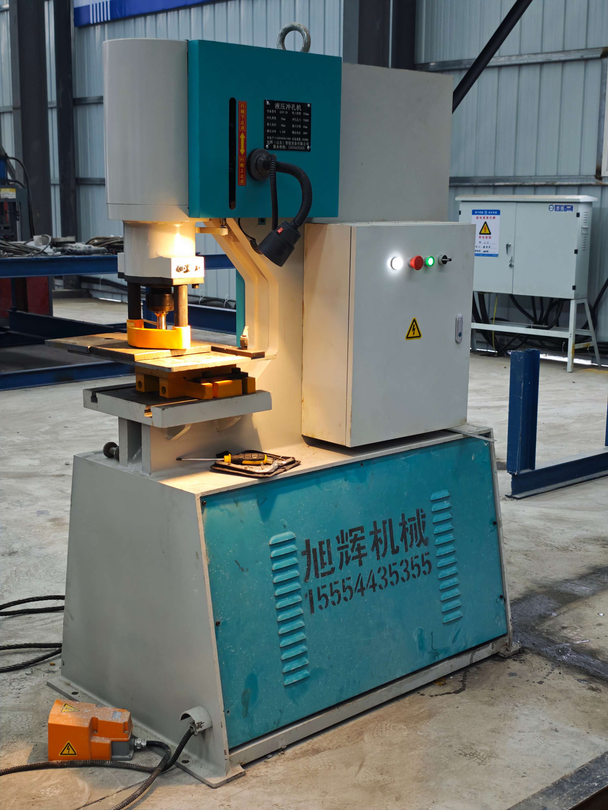 Industrial hydraulic punching machine operation