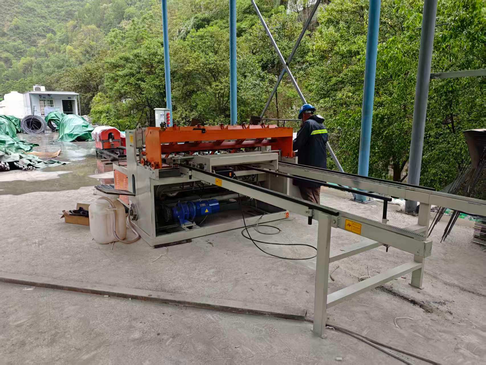 Automatic steel mesh welding line operation