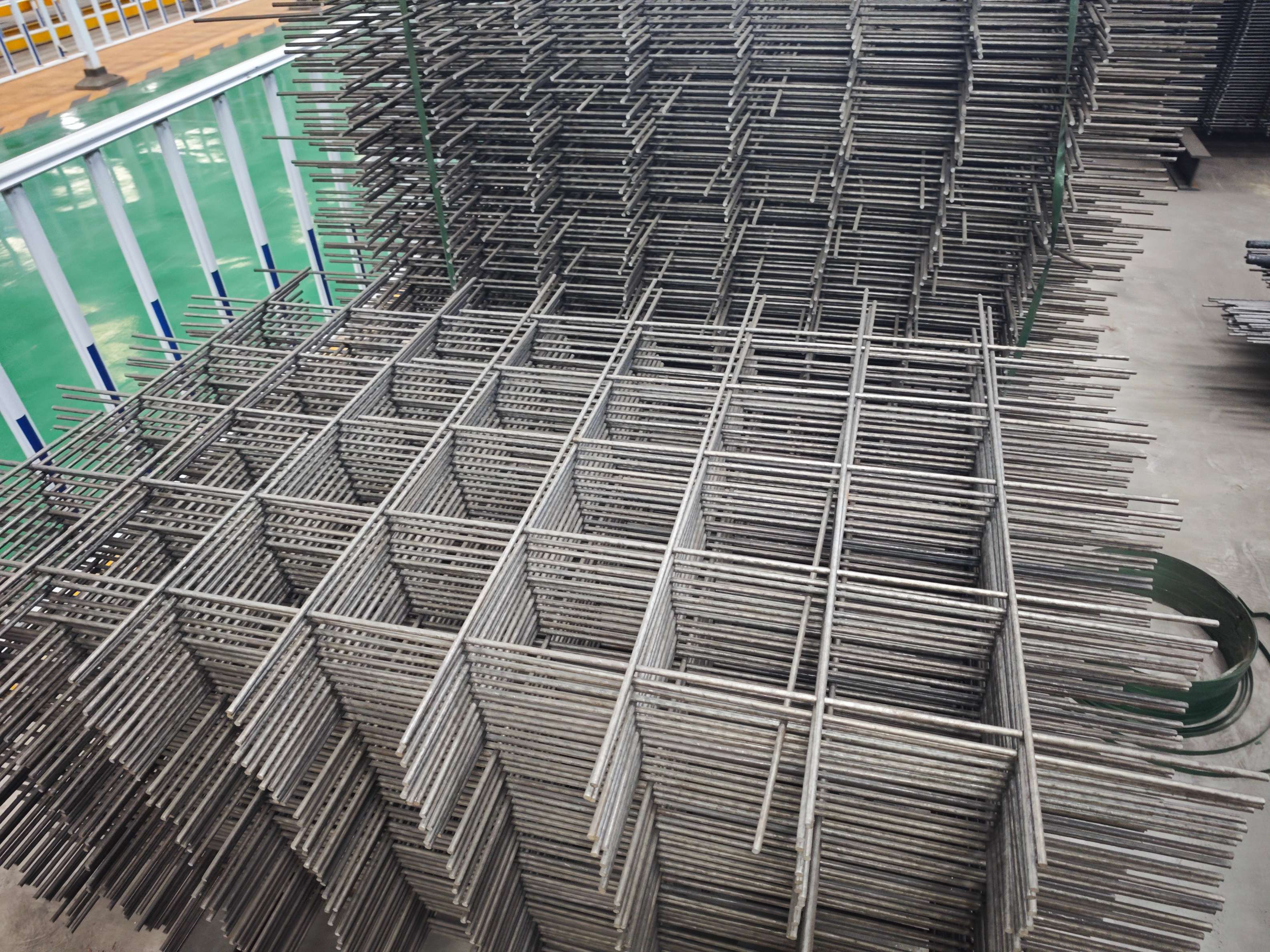 Automated steel mesh welding machine operation
