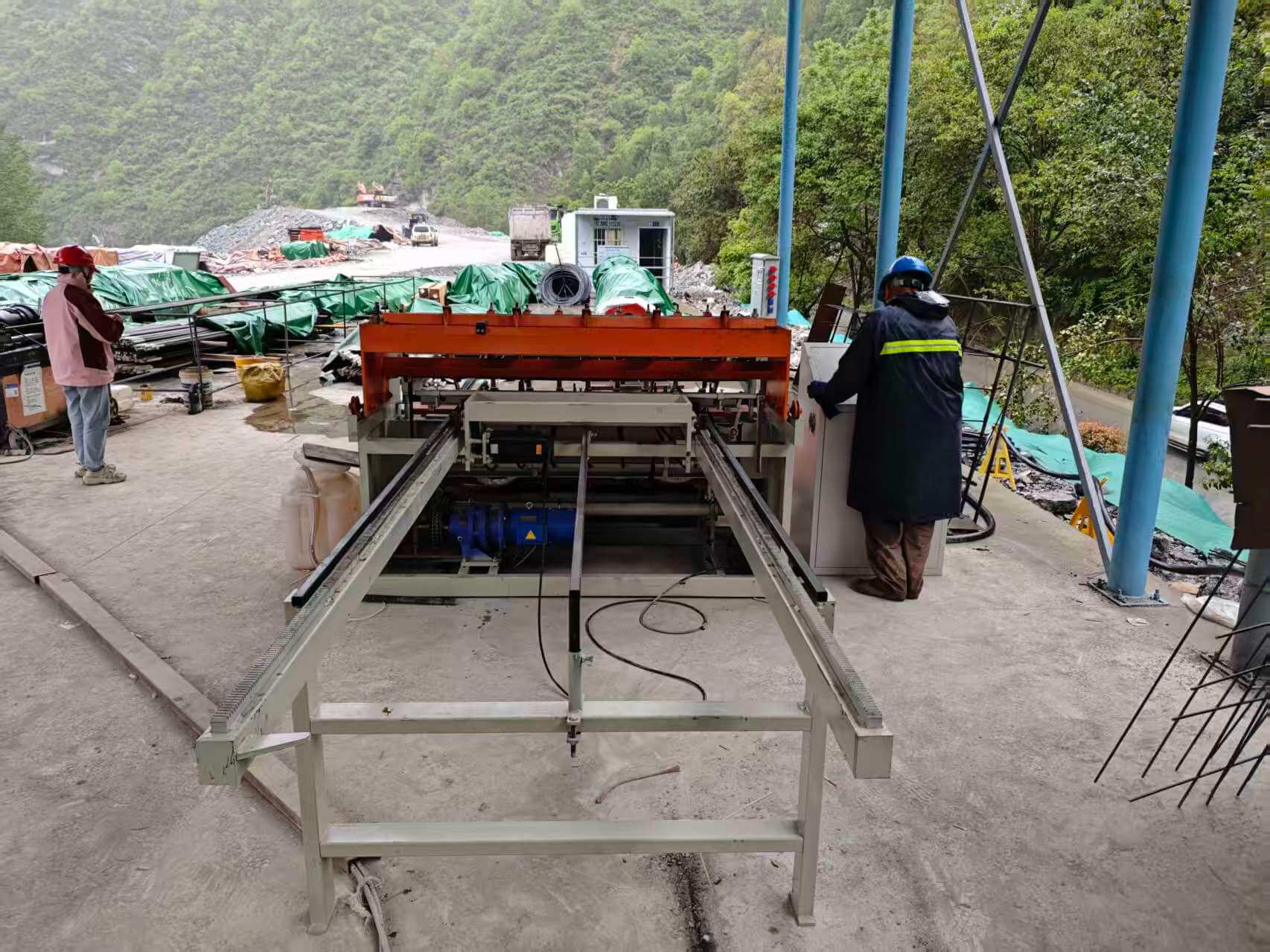 Automatic steel mesh welding line in factory